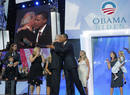 El candidato dem&oacute;crata a la Casa Blanca, Barack Obama, saluda a su n&uacute;mero dos en la carrera presidencial, Joe Biden en Denver.