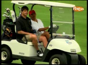 Ver v&iacute;deo  'Obama se relaja con el golf'
