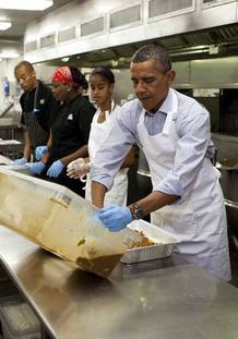 Obama y su hija Malia preparan comida en un acto de servicio comunitario en Washington, dentro de sus actividades de conmemoraci&oacute;n del aniversario de los atentados del 11-S.