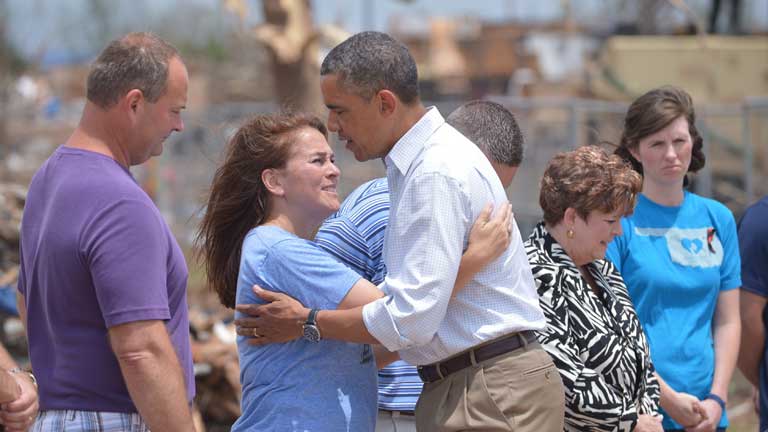 Obama visita zona devastada por el tornado en Oklahoma y alienta a v&iacute;ctimas