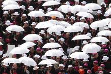 Los obispos se protegen del sol a la espera de la llegada del papa Benedicto XVI Los obispos se protegen del sol a la espera de la llegada del papa Benedicto XVI