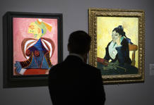 La obra de Pablo Ruiz Picasso "Retrato de Lee Miller" y " Madame Ginoux " de Vincent van Gogh en la muestra "Picasso y los Maestros" de París (06/10/08). La obra de Pablo Ruiz Picasso "Retrato de Lee Miller" y " Madame Ginoux " de Vincent van Gogh en la muestra "Picasso y los Maestros" de París (06/10/08).