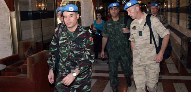 Los observadores de Naciones Unidas para verificar el alto el fuego en Siria salen del Hotel Sheraton en Damasco, Siria, el lunes 16 de abril de 2012 Los observadores de Naciones Unidas para verificar el alto el fuego en Siria salen del Hotel Sheraton en Damasco, Siria, el lunes 16 de abril de 2012