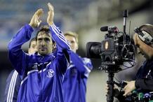 Los jugadores del Schalke, con Ra&uacute;l al frente, saludan a los aficionados alemanes desplazados a Valencia