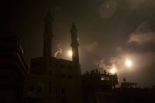 La ofensiva israelí ilumuna el cielo de la noche de Gaza.