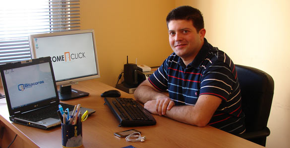 La oficina en casa de Ra&uacute;l Ord&oacute;nez, uno de los responsables de la web Bit&aacute;coras.com