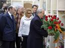 El presidente de la Generalitat, Jos&eacute; Montilla, deja un ramo de rosas en la tumba de Ernest Lluch en el d&eacute;cimo aniversario de su asesinato