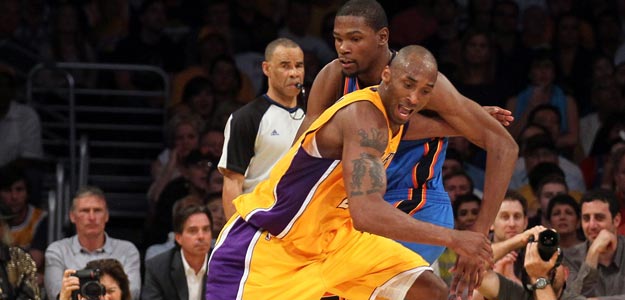 Kobe Bryant, de los Lakers, pierde el bal&oacute;n ante Kevin Durant, de los Thunder