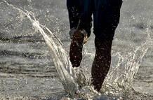 Un hombre corre por la orilla de la playa de la Zurriola de San Sebasti&aacute;n, en el Pais Vasco, donde se preve que las temperaturas alcancen los 39 grados