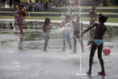 Un grupo de ni&ntilde;os se refresca en Madrid Rio