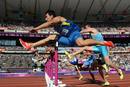 Oleksiy Kasyanov de Ucrania (delante) compite en el decatl&oacute;n 110m con vallas de la categor&iacute;a masculina en la fase de calificaci&oacute;n del evento de atletismo durante los Juegos.