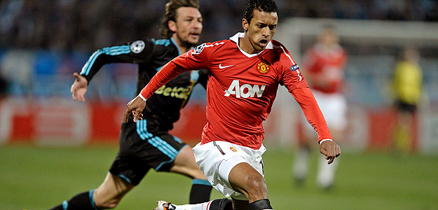El defensa argentino del Olympique de Marsella, Gabriel Heinze, pelea por el control del bal&oacute;n con el jugador del Manchester United, Nani.