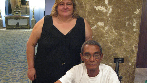 Omar Pernet junto a su amiga y cuidadora