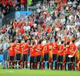 El once titular espa&ntilde;ol, integrado casi en su mayor&iacute;a por suplentes, abrazado antes del pitido inicial.