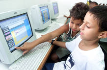 BRAZILIAN CHILDREN USE COMPUTER AT MARE SLUM IN RIO DE JANEIRO. BRAZILIAN CHILDREN USE COMPUTER AT MARE SLUM IN RIO DE JANEIRO.