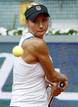 La tenista ucraniana Alona Bondarenko devuelve de rev&eacute;s ante la rusa Anna Chakvetadze, durante el partido de los octavos de final del Masters.