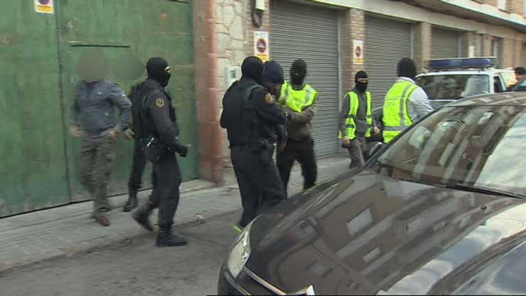 Golpe policial en Barcelona a una red internacional de falsificaci&oacute;n de documentos
