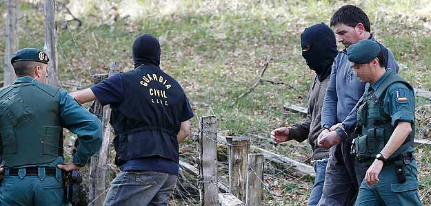 Efectivos de la Guardia Civil trasladan a Aitor Esnaola Dorronsoro a uno de los zulos hallados en la Sierra de Aralar en Navarra donde los agentes han encontrado material explosivo
