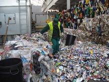 Un operario comprobando la separación de plásticos y envases para reciclar Un operario comprobando la separación de plásticos y envases para reciclar