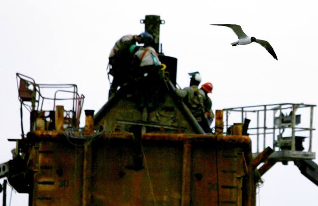 Operarios de BP trabajan en la construcción de la 'campana' gigante para controlar el vertido Operarios de BP trabajan en la construcción de la 'campana' gigante para controlar el vertido