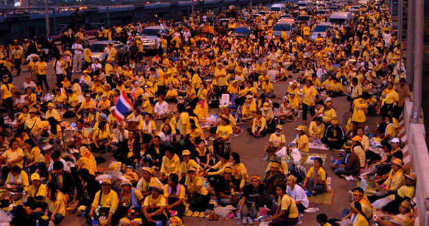 Opositores ocupan aeropuerto de Bangkok