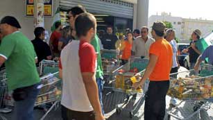 Ver v&iacute;deo  'Orden de detenci&oacute;n para los asaltantes de los supermercados'
