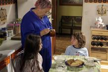 Oriol, el hijo de In&eacute;s, est&aacute; enfermo. Por ello, Herminia decide llamar al m&eacute;dico, un apuesto joven que ha caido muy bien a las mujeres de la familia Alc&aacute;ntara.