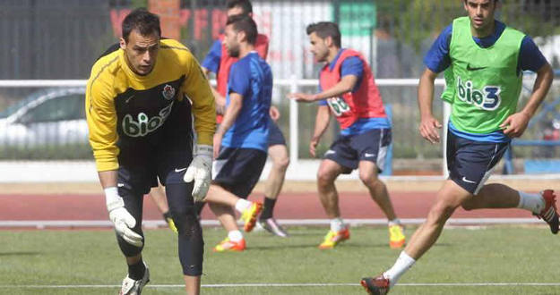 El portero totular de la Ponferradina, Orlando Quintana, en un entrenamiento con su equipo. El portero totular de la Ponferradina, Orlando Quintana, en un entrenamiento con su equipo.
