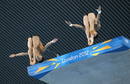 Los chinos, Cao Yuan y Zhang Yanquan, compiten antes de ganar la medalla de oro, en la disciplina de salto de plataforma sincronizada de 10 metros de los Juegos Ol&iacute;mpicos, en el centro acu&aacute;tico de Londres 2012.