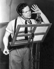 Orson Welles en el estudio de radio