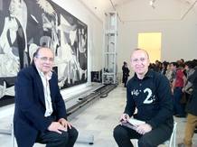 &Oacute;scar L&oacute;pez entrevista a Baltasar Magro delante del Guernica