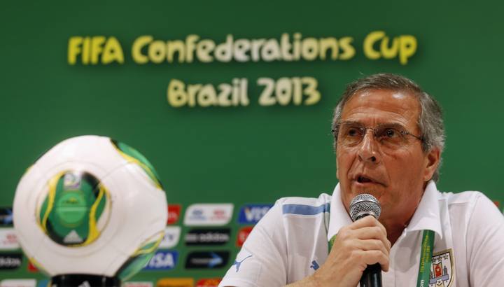 &Oacute;scar Tab&aacute;rez, seleccionador uruguayo, atiende a los medios en rueda de prensa