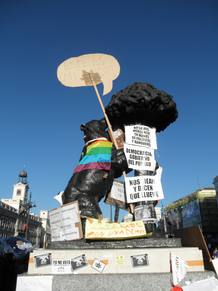 El Oso y el Madro&ntilde;o, decorado con pancartas.