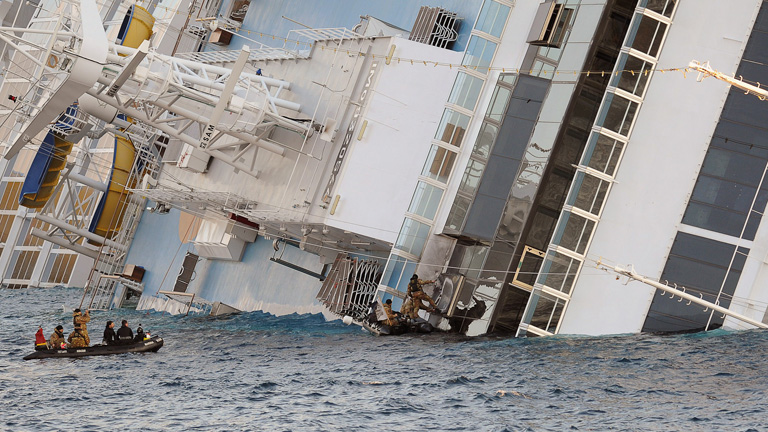 Encuentran otros cinco cad&aacute;veres en el crucero Costa Concordia 