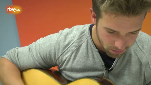 Pablo Albor&aacute;n ha cantado  'El beso' para los usuarios de RTVE.es
