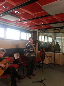 Pablo Guerrero, en un momento de su actuaci&oacute;n en RNE.