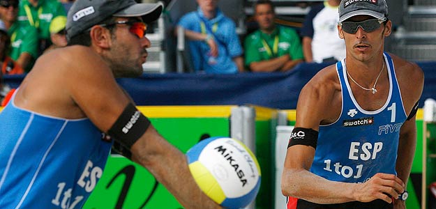 Pablo Herrera y Ra&uacute;l Mesa durante un partido disputado en el campeonato mundial de Gstaad.