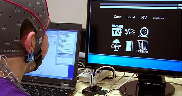 Un paciente elige diversas opciones en la pantalla controlando la selecci&oacute;n &uacute;nicamente con su cerebro.