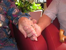 Paco y Ana cogidos de la mano.