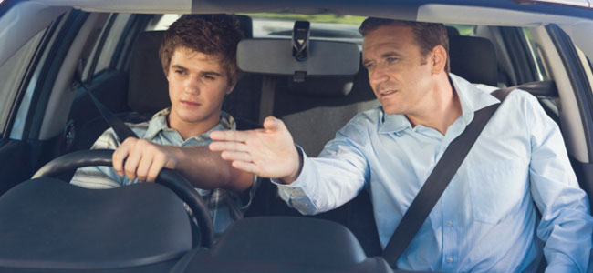 Un padre instruye a su hijo en la conducci&oacute;n