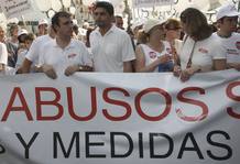 El padre de Mari Luz Cort&eacute;s, Juan Jos&eacute; Cort&eacute;s (segundo por la izquierda), junto a la madre de Sandra Palo, Mar&iacute;a del Mar Berm&uacute;dez, en la cabecera de la manifestaci&oacute;n contra la pederastia.