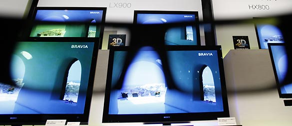 Unas gafas 3D frente a un televisión de última generación presentado en Tokio. Unas gafas 3D frente a un televisión de última generación presentado en Tokio.