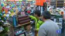Ir al Video&nbsp;Los pajes trabajan duro para encontrar los regalos de todos los ni&ntilde;os