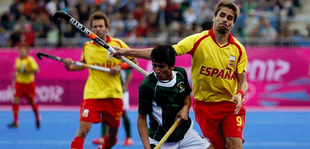El pakistan&iacute; Muhammad Rizwan y el espa&ntilde;ol Pablo Amat en el primer partido de hockey hierba en Londres 2012