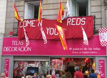 El 'Palacio de las telas', tienda originaria de Liverpool, rinde estos d&iacute;as un homenaje al club ingl&eacute;s, rival del Real Madrid en Liga de Campeones