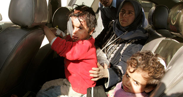Ni&ntilde;os palestinos llegan a un hospital al norte de Gaza.