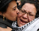 Manifestantes palestinas lloran en la franja de Gaza
