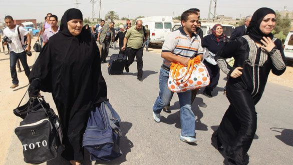 Palestinos llegando al paso de Rafah