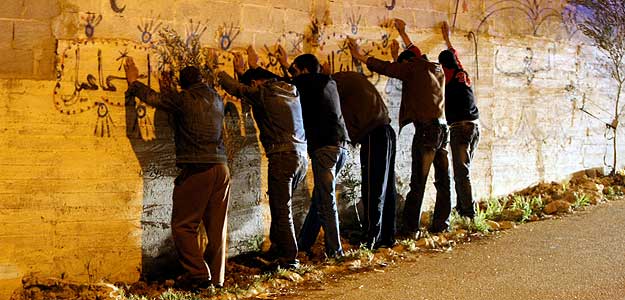 Palestinos arrestados por soldados israelíes durante los disturbios en Cisjordania por el Día del Prisionero. Palestinos arrestados por soldados israelíes durante los disturbios en Cisjordania por el Día del Prisionero.