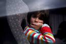 Una ni&ntilde;a palestina en el autob&uacute;s que la sacar&aacute; de la Franja de Gaza a trav&eacute;s del punto fronterizo de Erez. , en la frontera de Gaza con Israel, hoy 2 de enero de 2009.